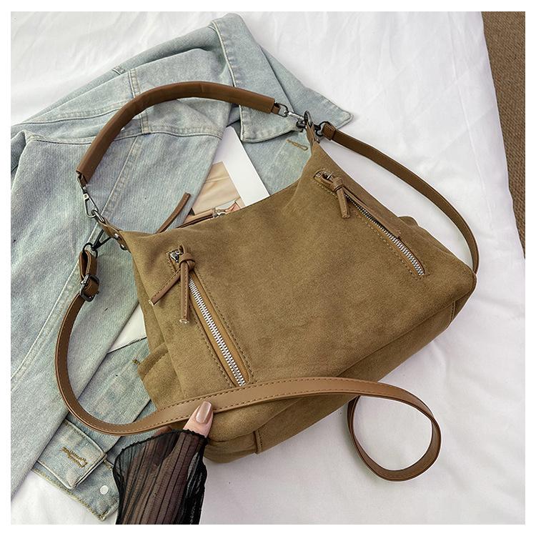 Large capacity underarm bag women s 2025 new autumn and winter retro fashion handbag niche commuter shoulder bag 29*10*23 хаки
Large capacity underarm bag women s 2025 new autumn and winter retro fashion handbag niche commuter shoulder bag 29*10*23 хаки
