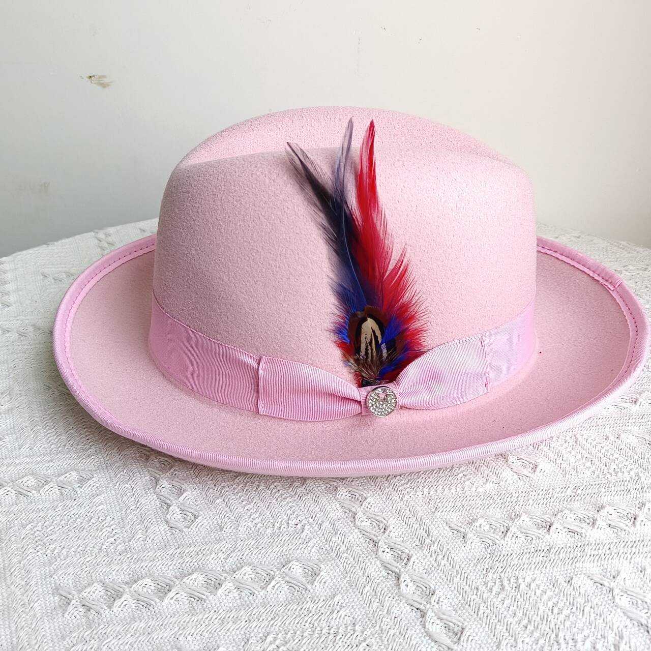Fedorahat Winter Fedora Hat Concave Brim Style Wrapped Feather Bow Accessories Light Blue Fedora Hat Unisexhats woman M56-58CM
Fedorahat Winter Fedora Hat Concave Brim Style Wrapped Feather Bow Accessories Light Blue Fedora Hat Unisexhats woman M56-58CM