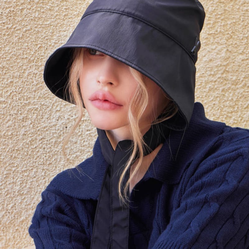 Шапка-бони с ремешком с логотипом и шипами VARZAR, черная FREE
Шапка-бони с ремешком с логотипом и шипами VARZAR, черная FREE