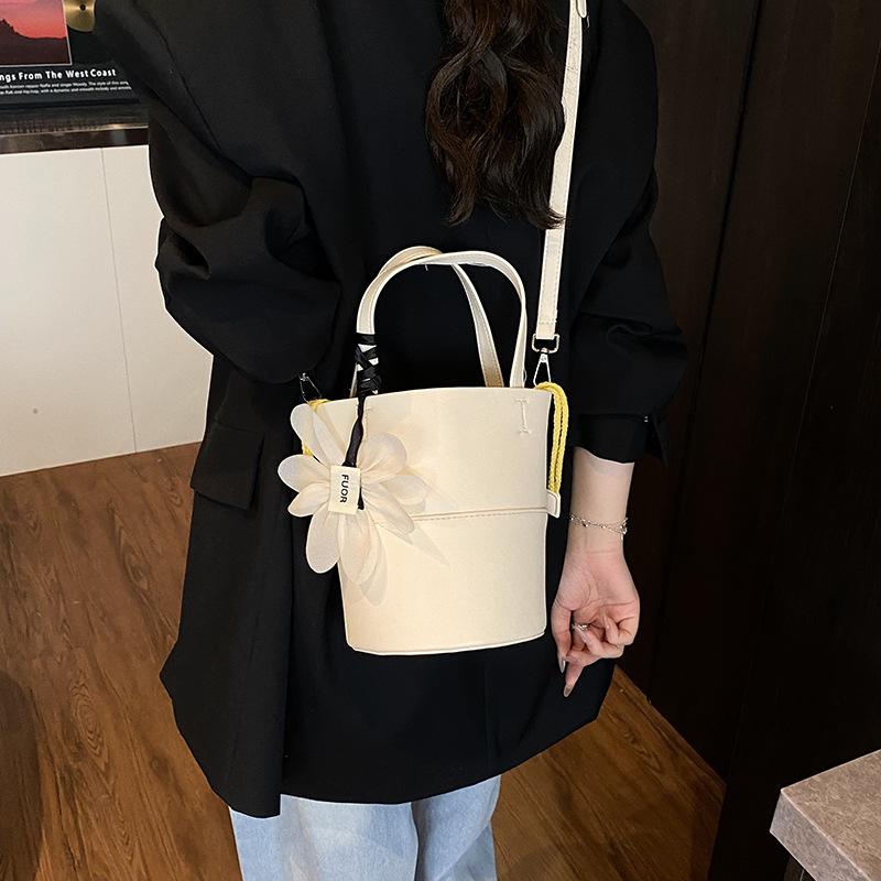 Premium sense small bag women 2025 new fashion versatile messenger bag handbag bucket bag білий
Premium sense small bag women 2025 new fashion versatile messenger bag handbag bucket bag білий