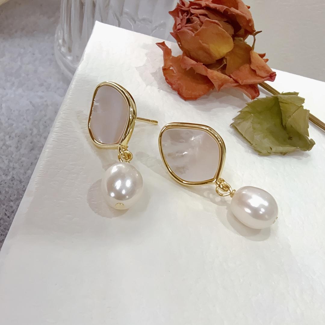 Natural White Butterfly Shell Earrings Freshwater Pearl Earrings Women s Strong Light Rice Bead Earrings Temperament Versatile Silver Needle Earrings Silver needle
Natural White Butterfly Shell Earrings Freshwater Pearl Earrings Women s Strong Light Rice Bead Earrings Temperament Versatile Silver Needle Earrings Silver needle
