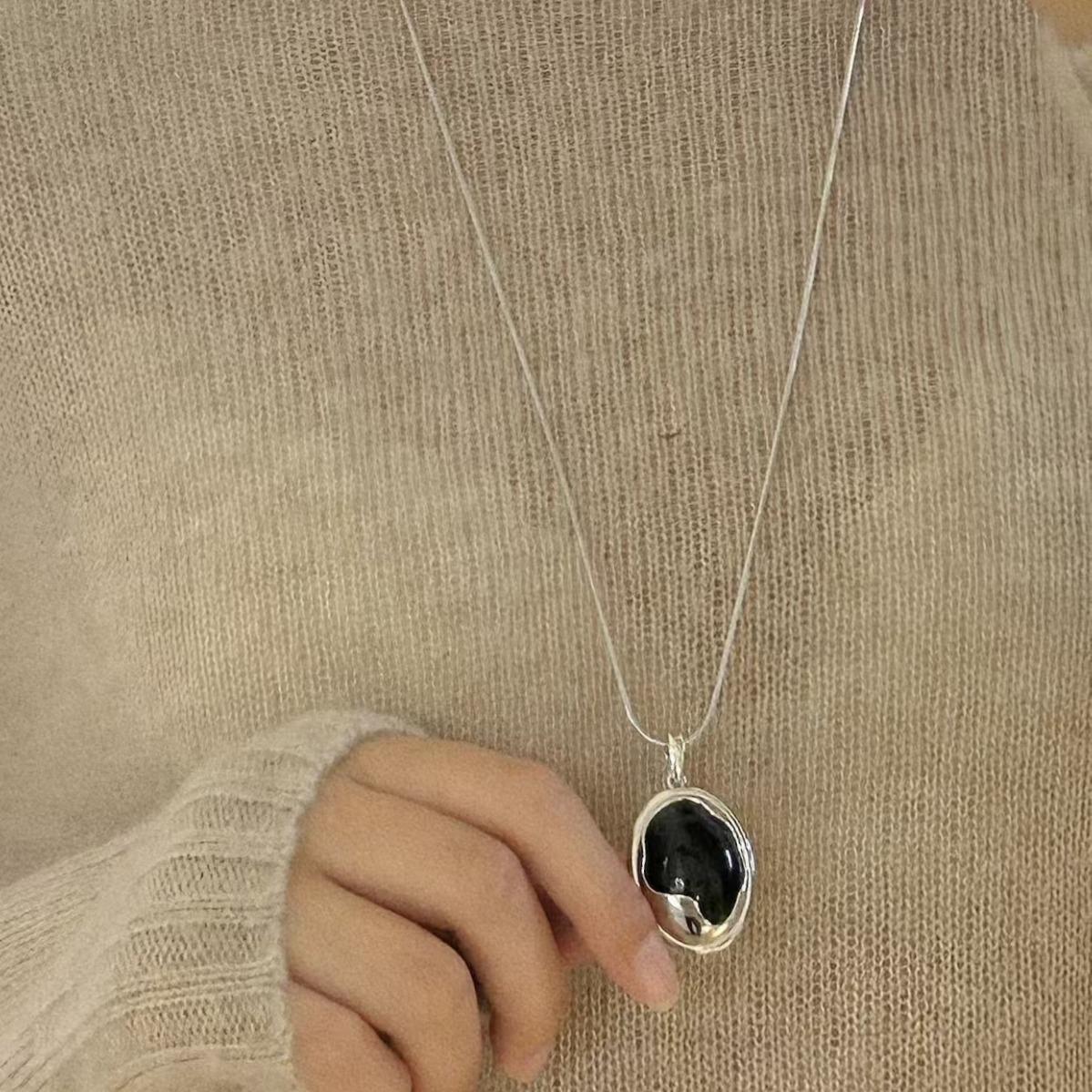 2024 Fall/Winter Light Luxury Black Agate Irregular Necklace: High-End Adjustable Long Minimalist Sweater Chain
2024 Fall/Winter Light Luxury Black Agate Irregular Necklace: High-End Adjustable Long Minimalist Sweater Chain