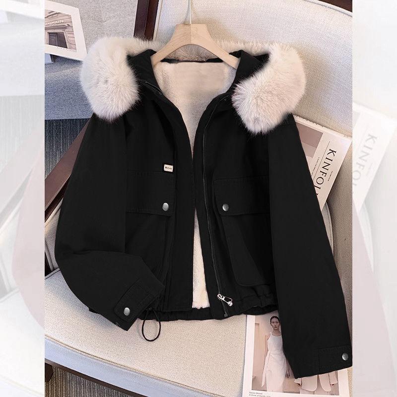 Модная куртка с большим меховым воротником, плюшевая, утолщенная, женская, короткая, зимняя, новая, свободного кроя, повседневная, хлопковая одежда M wears 100 to 55 kg
Модная куртка с большим меховым воротником, плюшевая, утолщенная, женская, короткая, зимняя, новая, свободного кроя, повседневная, хлопковая одежда M wears 100 to 55 kg