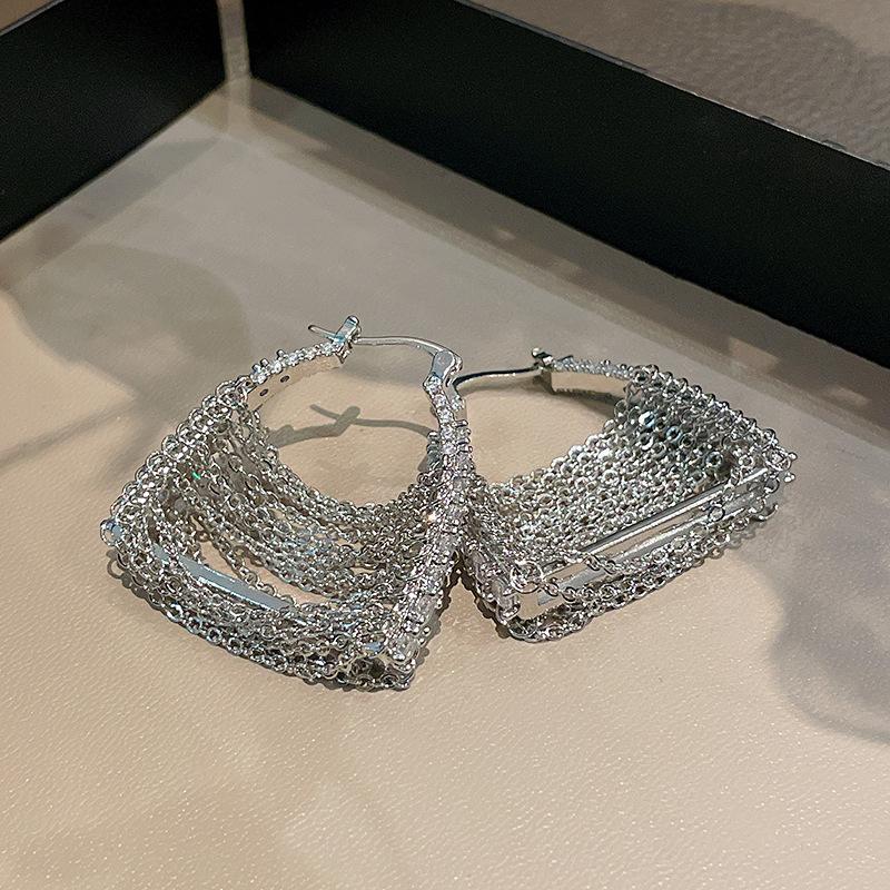 Zircon bag, fringed ear buckle, European and American fashion design sense, metal earrings, niche high-end sense, versatile earrings.
Zircon bag, fringed ear buckle, European and American fashion design sense, metal earrings, niche high-end sense, versatile earrings.