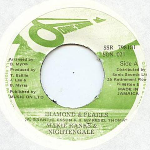 7inch Record MAKIE RANKS, NIGHTENGALE - Diamond & Pearls SON021 Sonic Sounds 1994 Jamaica Reggae, Ska & Dub
7inch Record MAKIE RANKS, NIGHTENGALE - Diamond & Pearls SON021 Sonic Sounds 1994 Jamaica Reggae, Ska & Dub