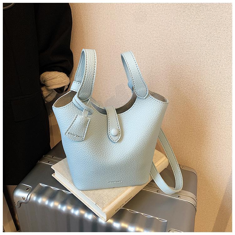 Прогулка под ясным небом гусино-желтая сумка-ведро женская весенне-летняя портативная сумка-мессенджер светло-синий
Прогулка под ясным небом гусино-желтая сумка-ведро женская весенне-летняя портативная сумка-мессенджер светло-синий