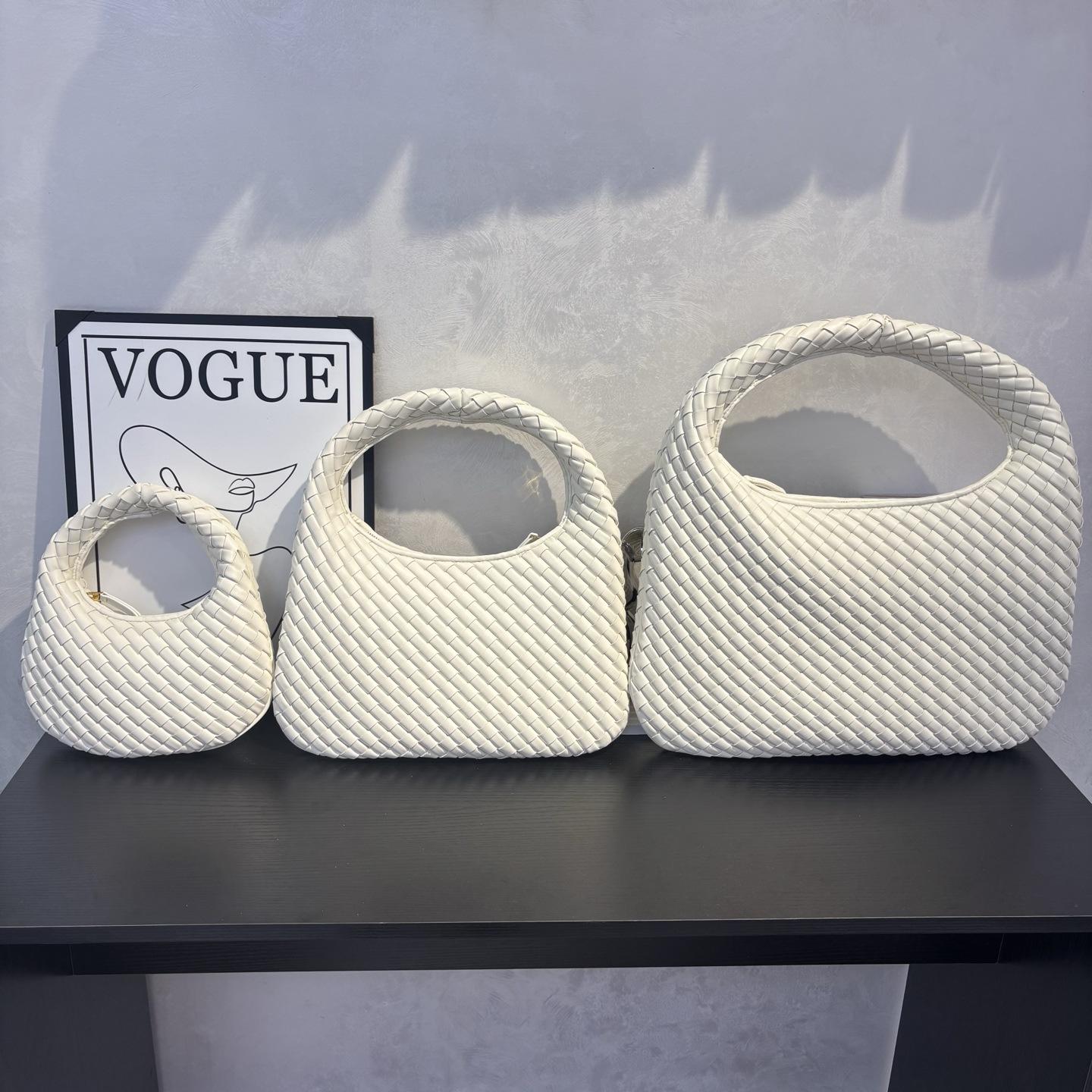 2026 Bag women s premium texture hand-woven hand carry shoulder crossbody chain round bag Large size: 44*28*5cm*
2026 Bag women s premium texture hand-woven hand carry shoulder crossbody chain round bag Large size: 44*28*5cm*