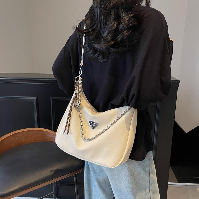 2025 autumn and winter new fashion trend retro comfortable breathable lightweight shoulder tote bag large capacity 30*13*23
2025 autumn and winter new fashion trend retro comfortable breathable lightweight shoulder tote bag large capacity 30*13*23