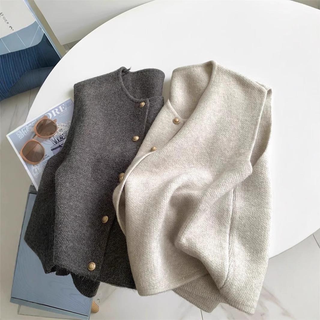 Korean Style Slimming Knit Vest with Gold Button - Women s Sleeveless Round Neck Top One Size
Korean Style Slimming Knit Vest with Gold Button - Women s Sleeveless Round Neck Top One Size