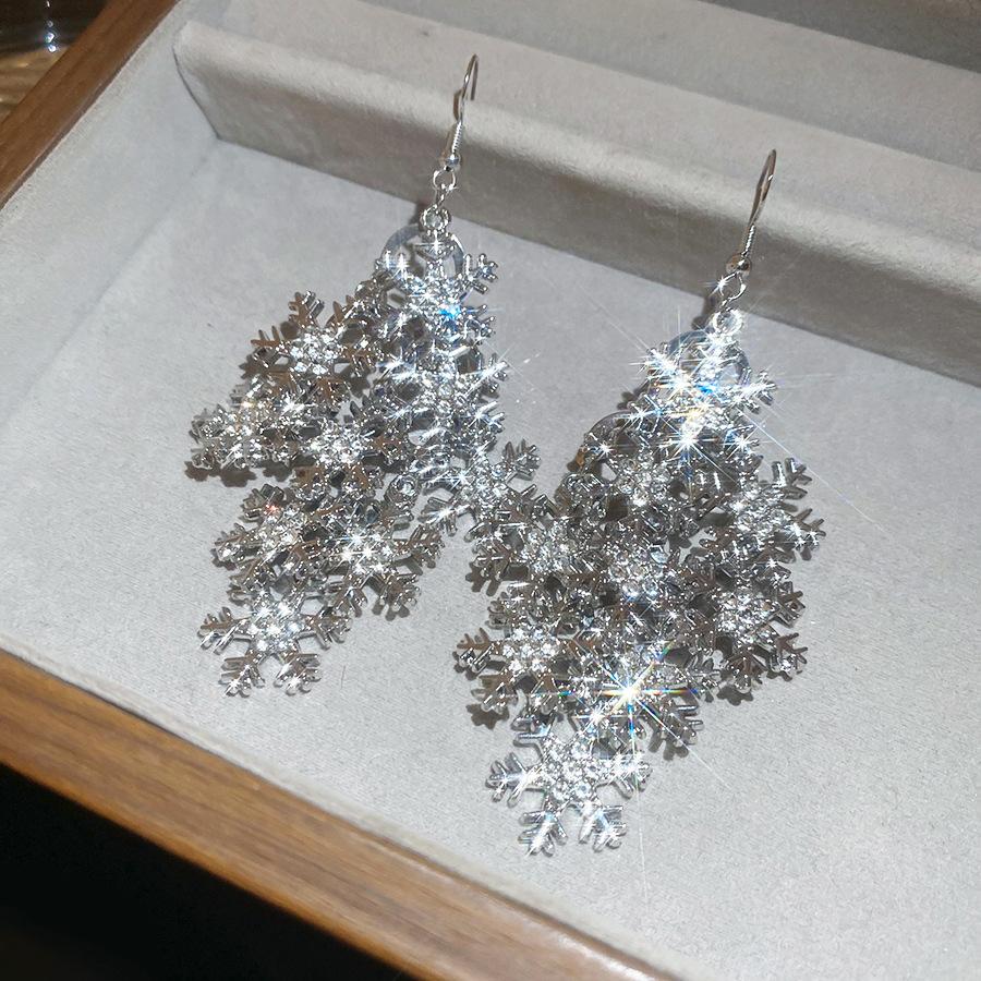 Diamond-set snowflake fringed ear hook cold wind niche elegant temperament versatile earrings earrings light luxury earrings
Diamond-set snowflake fringed ear hook cold wind niche elegant temperament versatile earrings earrings light luxury earrings