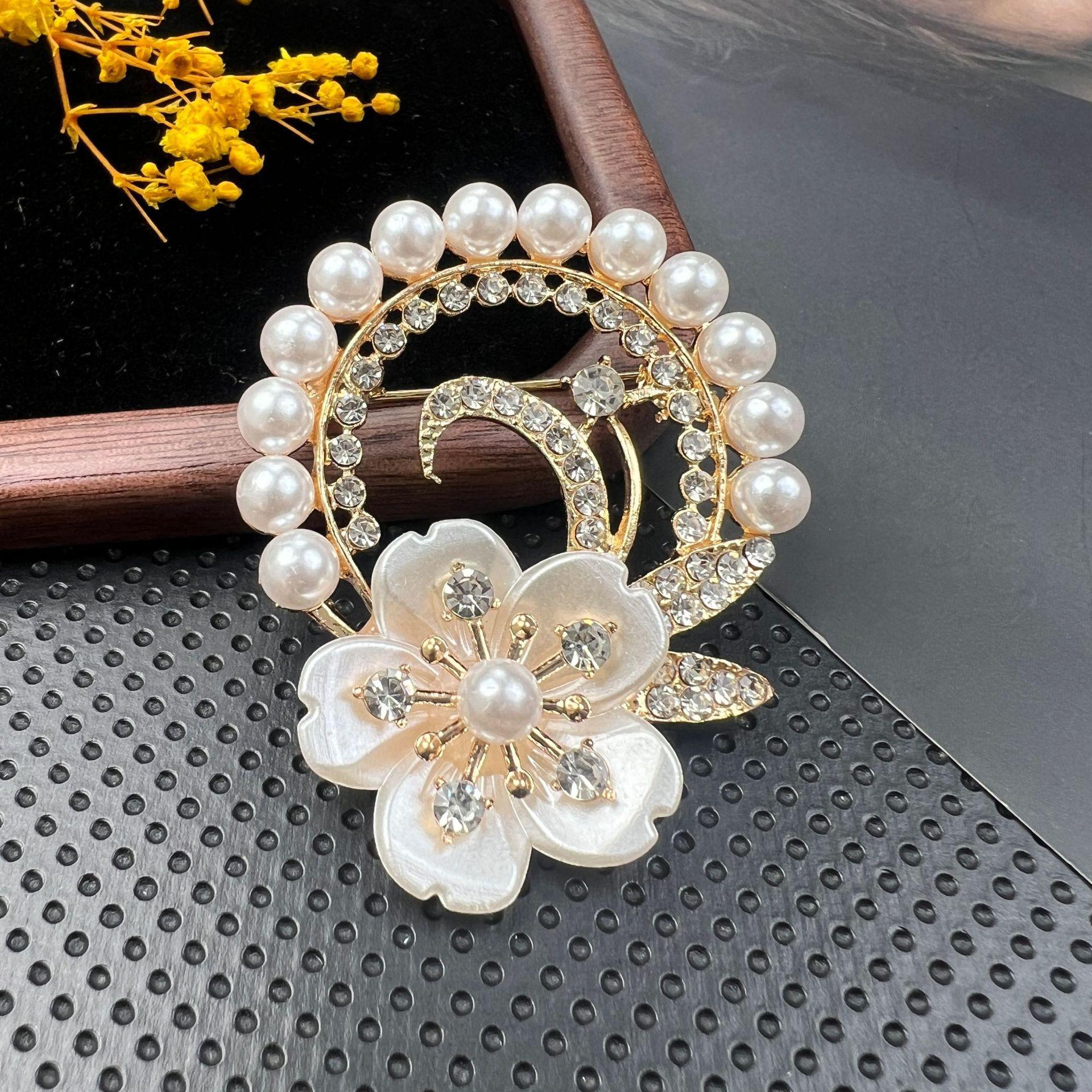 Ретро брошь с кристаллами-бриллиантами, с булавкой от оголения и металлической пряжкой для аксессуаров для одежды
Ретро брошь с кристаллами-бриллиантами, с булавкой от оголения и металлической пряжкой для аксессуаров для одежды