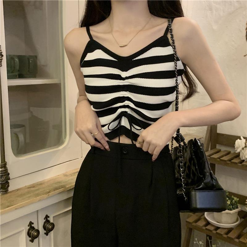 Женский летний укороченный жилет без рукавов с ремешком в полоску и шнурком one size чёрный
Женский летний укороченный жилет без рукавов с ремешком в полоску и шнурком one size чёрный