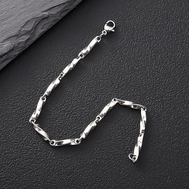 Модный и минималистичный геометрический плетеный браслет в стиле панк, подходящий для мужчин и женщин, креативные повседневные ювелирные изделия в подарок серебряный
Модный и минималистичный геометрический плетеный браслет в стиле панк, подходящий для мужчин и женщин, креативные повседневные ювелирные изделия в подарок серебряный