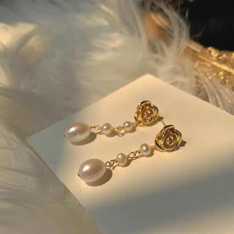 Retro three-dimensional rose natural strong light pearl stud earrings simple cold wind earrings 2022 new silver-plated Silver needle
Retro three-dimensional rose natural strong light pearl stud earrings simple cold wind earrings 2022 new silver-plated Silver needle