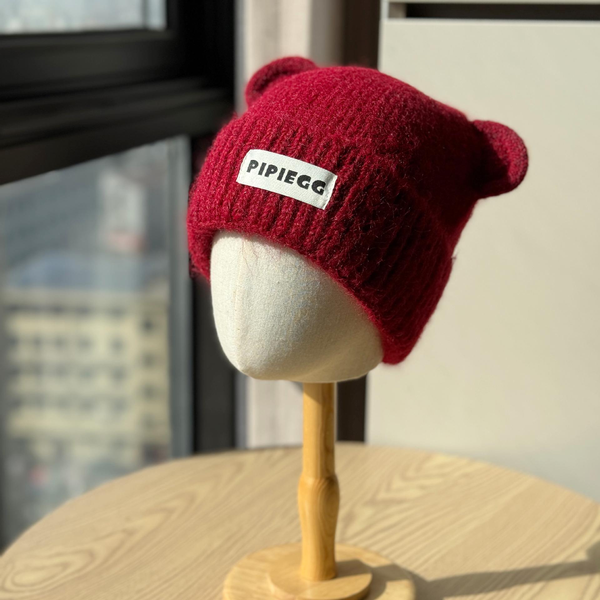 The new bear-themed women s hat is a versatile and warm accessory for the autumn and winter seasons. It features a Korean-style design with a Adult54-60Average Size вина червоного кольору
The new bear-themed women s hat is a versatile and warm accessory for the autumn and winter seasons. It features a Korean-style design with a Adult54-60Average Size вина червоного кольору