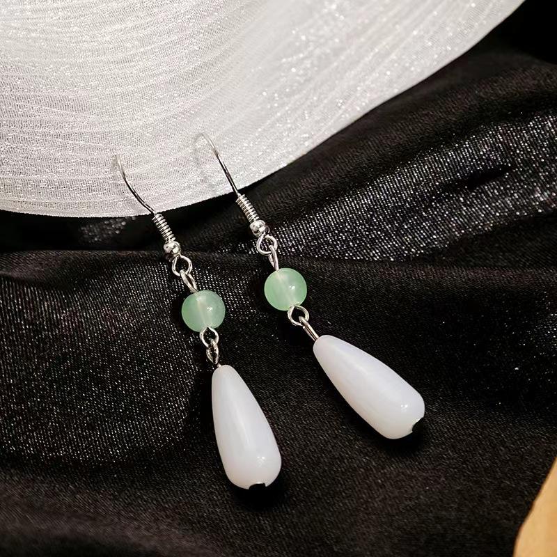 New Chinese Imitation Jade Water Drop Earrings, Versatile Femininity, Fashionable And Trendy Long Earrings, Retro And Sweet Earrings.
New Chinese Imitation Jade Water Drop Earrings, Versatile Femininity, Fashionable And Trendy Long Earrings, Retro And Sweet Earrings.
