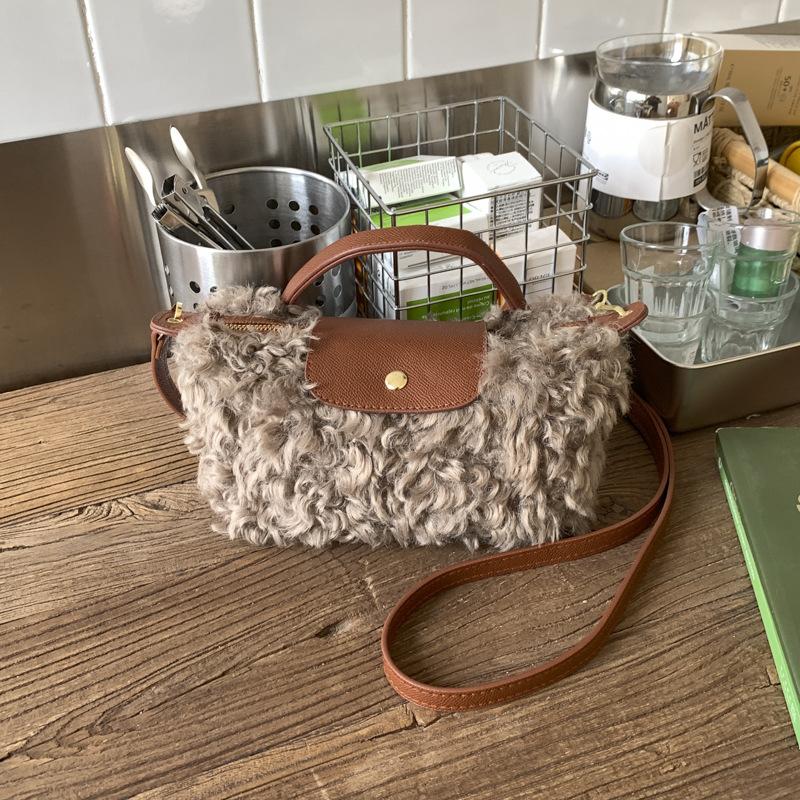 Messenger bag women 2025 new autumn and winter fashion this year popular simple foreign style one shoulder portable hair bag хакі
Messenger bag women 2025 new autumn and winter fashion this year popular simple foreign style one shoulder portable hair bag хакі