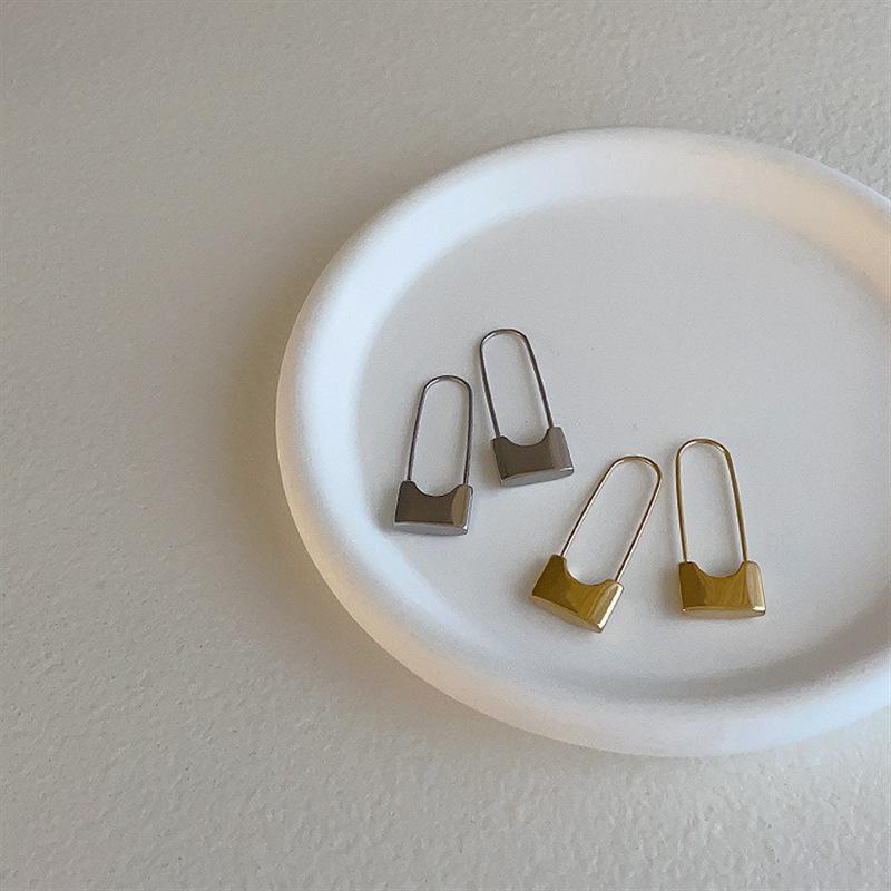 Chic Geometric Metal Hoop Earrings: European & American Style for Women серебряный
Chic Geometric Metal Hoop Earrings: European & American Style for Women серебряный