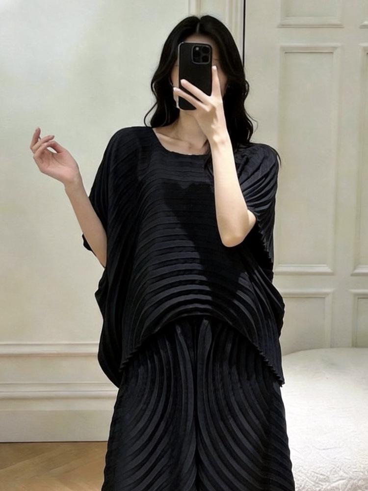 Miyake Style Plus Size Minimalist Wavy Pleated Top and Skirt Set for Women - New Spring Design One Size
Miyake Style Plus Size Minimalist Wavy Pleated Top and Skirt Set for Women - New Spring Design One Size