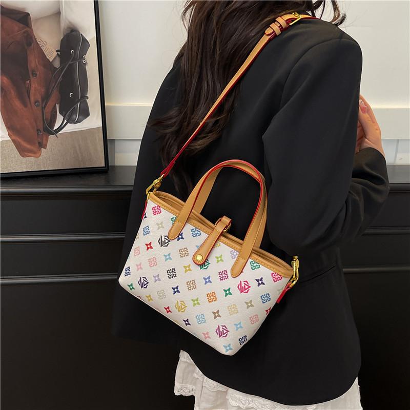 Niche design bag women s 2025 new summer versatile messenger bag casual portable bucket bag белый
Niche design bag women s 2025 new summer versatile messenger bag casual portable bucket bag белый