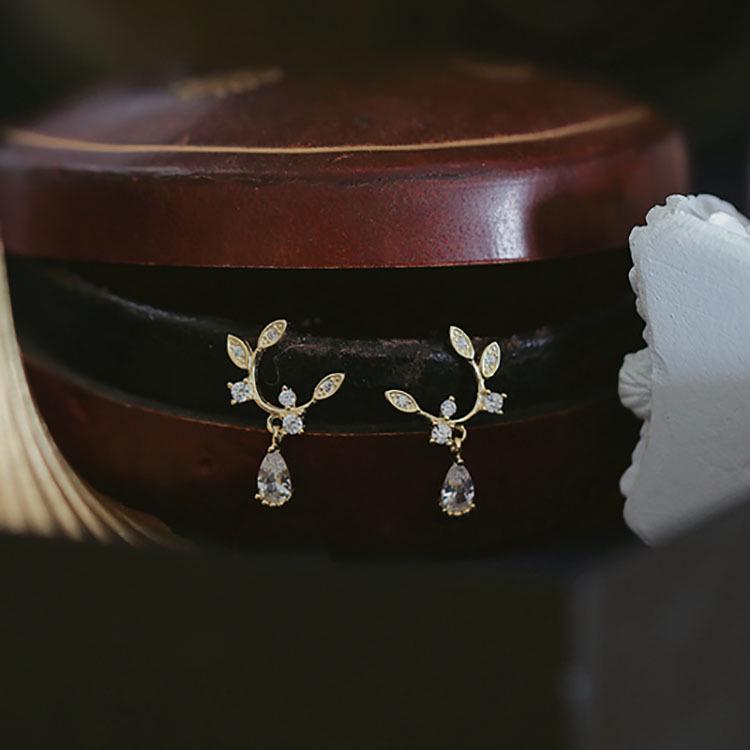 Branch & Leaf Water Drop Diamond Stud Earrings, s925 Sterling Silver, Gold Plated, Versatile Mori Style, Light Luxury Design. Women s Earrings. Sterling Silver 925
Branch & Leaf Water Drop Diamond Stud Earrings, s925 Sterling Silver, Gold Plated, Versatile Mori Style, Light Luxury Design. Women s Earrings. Sterling Silver 925