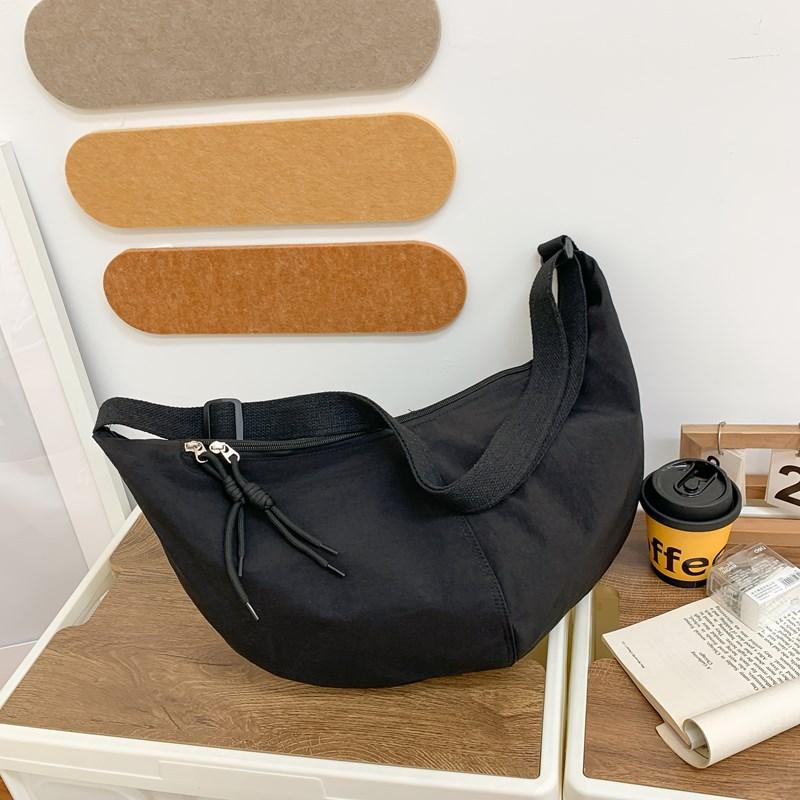 Japanese casual literary dumpling bag women s bag ins wind small fresh nylon shoulder bag fashionable large capacity messenger bag
Japanese casual literary dumpling bag women s bag ins wind small fresh nylon shoulder bag fashionable large capacity messenger bag