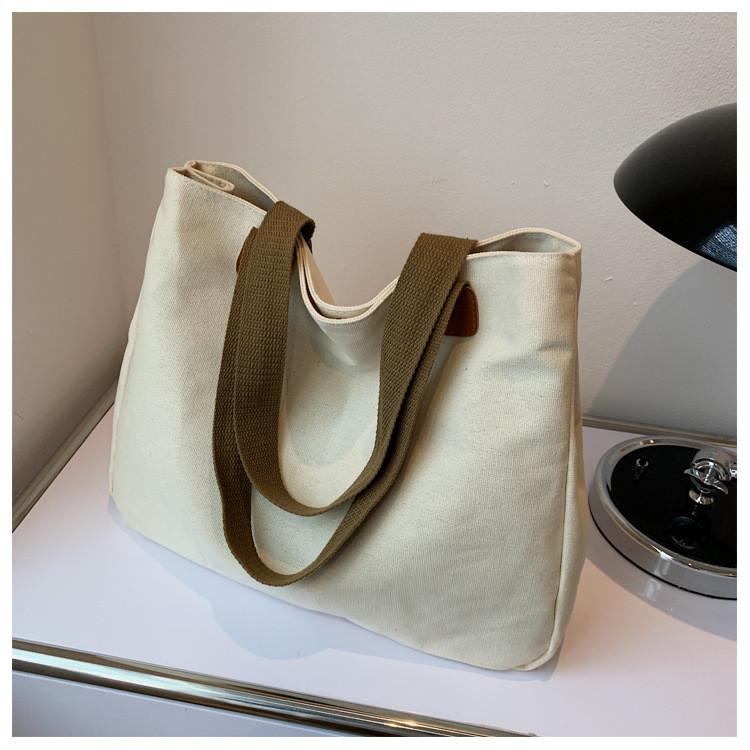Fashionable Black And Beige Canvas Shoulder Bag For Women With Spacious Design бежевий
Fashionable Black And Beige Canvas Shoulder Bag For Women With Spacious Design бежевий