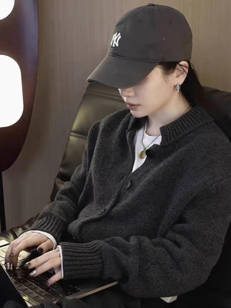 Women s Grey Wool Knit Cardigan - Half High Neck, Short, Loose, Casual Stand-Up Collar for Autumn/Winter Large темно серый
Women s Grey Wool Knit Cardigan - Half High Neck, Short, Loose, Casual Stand-Up Collar for Autumn/Winter Large темно серый