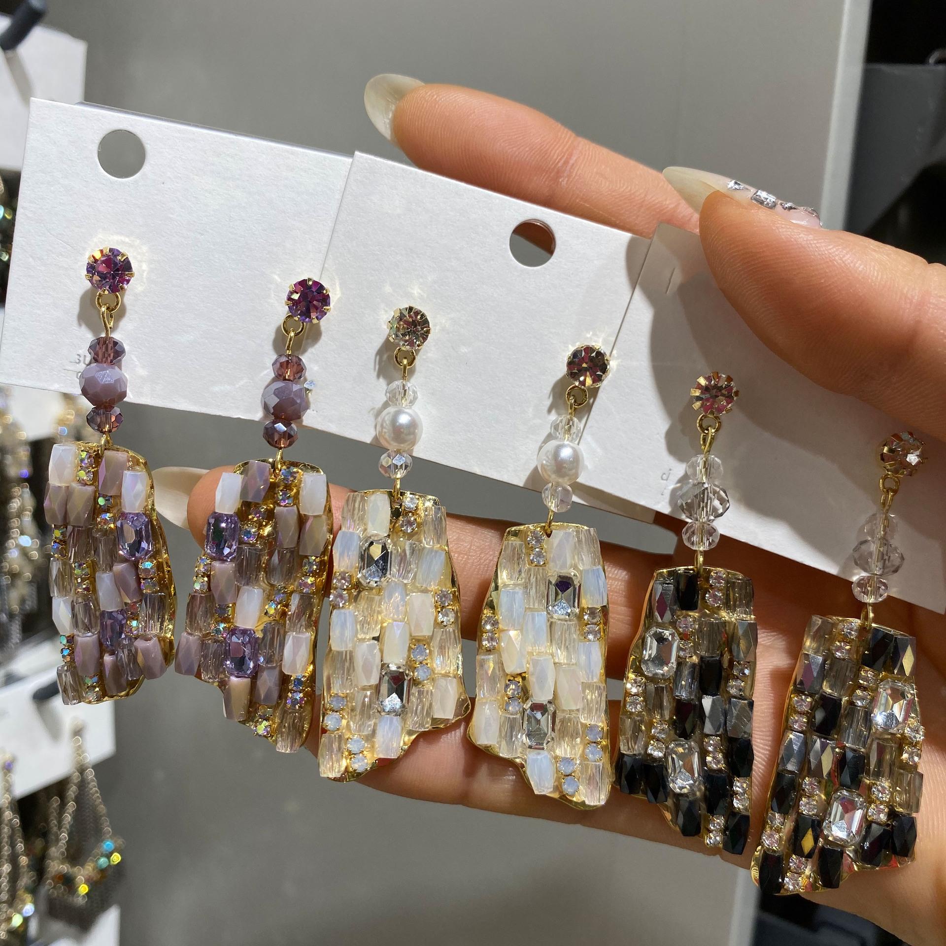 High-end light luxury retro earrings 2025 new niche fashion versatile temperament exaggerated earrings
High-end light luxury retro earrings 2025 new niche fashion versatile temperament exaggerated earrings