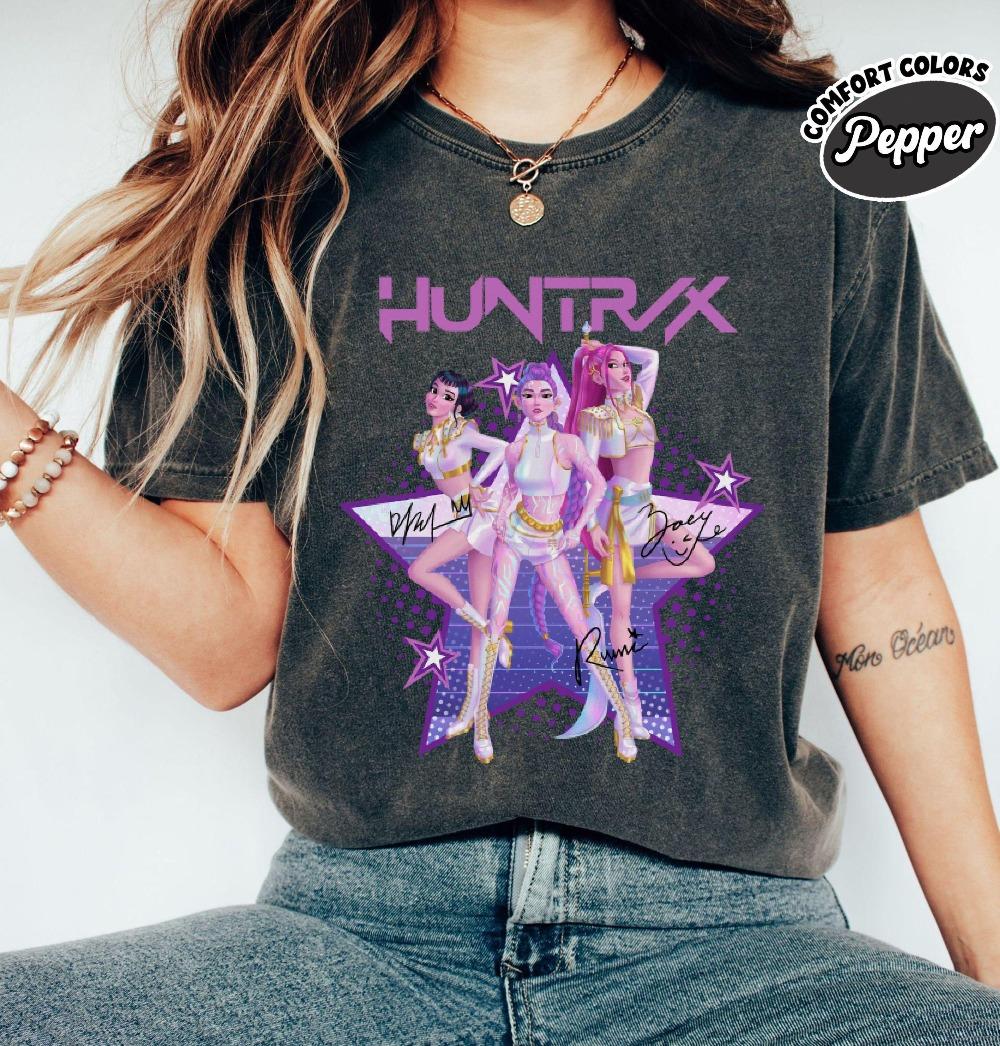 Huntrix Girl Kpop Охотники на демонов Детская футболка Мира Руми Зои Футболка Huntrix Детская футболка Каваи Футболка Молодежная Графический подарок для дочери M
Huntrix Girl Kpop Охотники на демонов Детская футболка Мира Руми Зои Футболка Huntrix Детская футболка Каваи Футболка Молодежная Графический подарок для дочери M