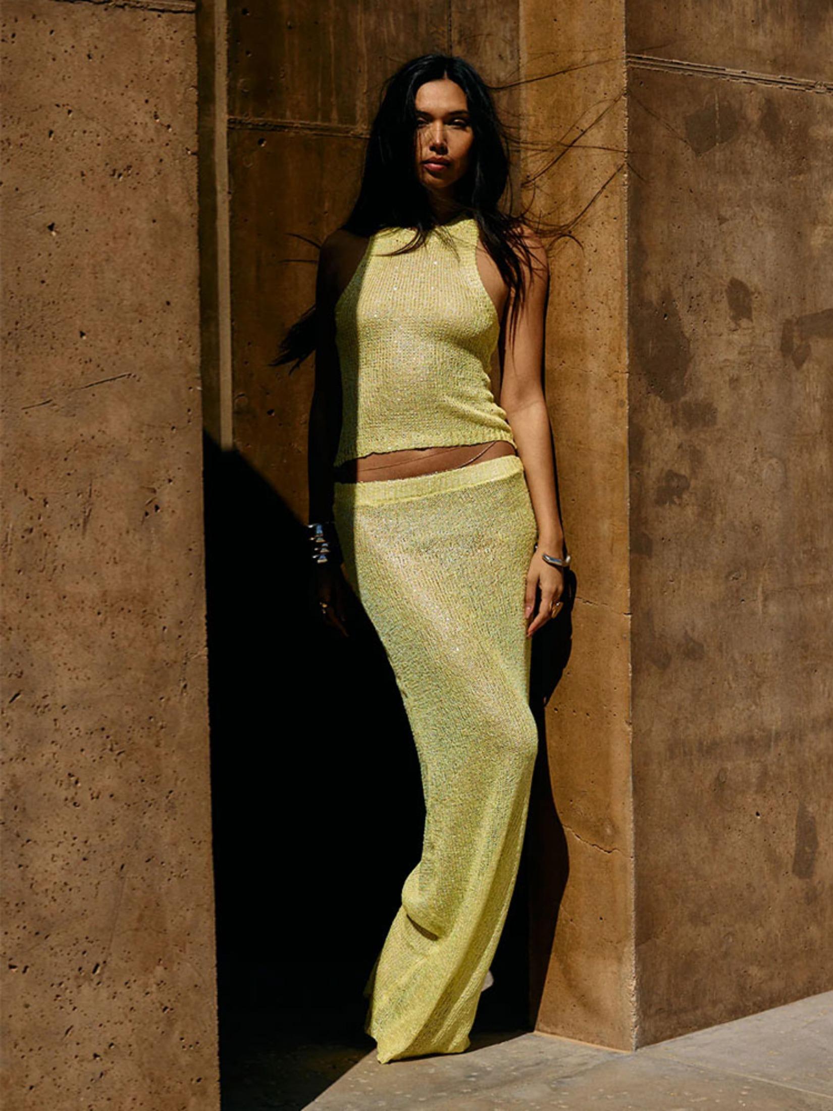 Сексуальный прозрачный блестящий топ-майка без рукавов, длинное платье, комплект из двух частей, мода 2025, эластичная талия, запах на бедрах, вязаный комплект K68 S белый
Сексуальный прозрачный блестящий топ-майка без рукавов, длинное платье, комплект из двух частей, мода 2025, эластичная талия, запах на бедрах, вязаный комплект K68 S белый