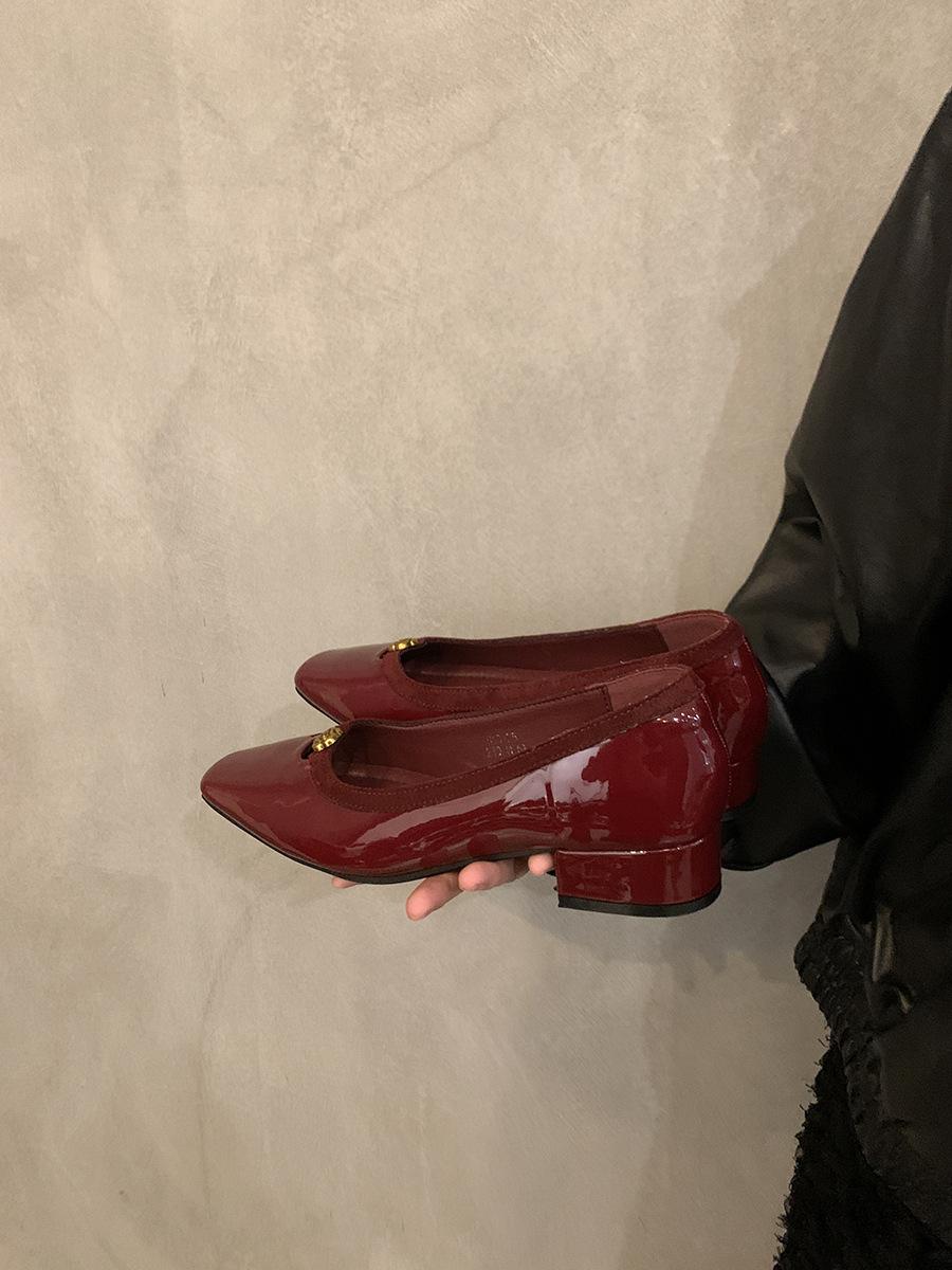 Xiaoxiangfeng красные туфли для пригородных поездок, женская обувь 2025 года, новые весенне-осенние нежные туфли на низком каблуке с легким ворсом 38 бордовый
Xiaoxiangfeng красные туфли для пригородных поездок, женская обувь 2025 года, новые весенне-осенние нежные туфли на низком каблуке с легким ворсом 38 бордовый