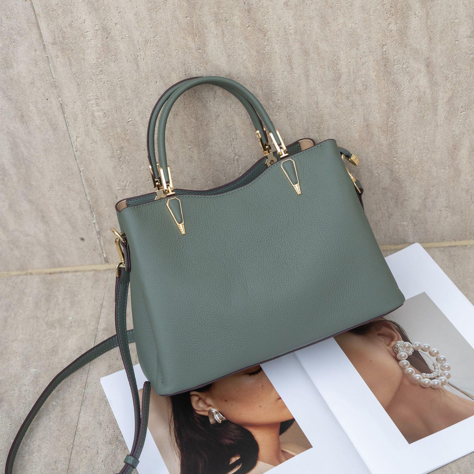 Женская сумка из коровьей кожи на одно плечо Oblique Span Женская, нишевая модная практичная сумка для покупок Shell Oblique Span Bag
Женская сумка из коровьей кожи на одно плечо Oblique Span Женская, нишевая модная практичная сумка для покупок Shell Oblique Span Bag