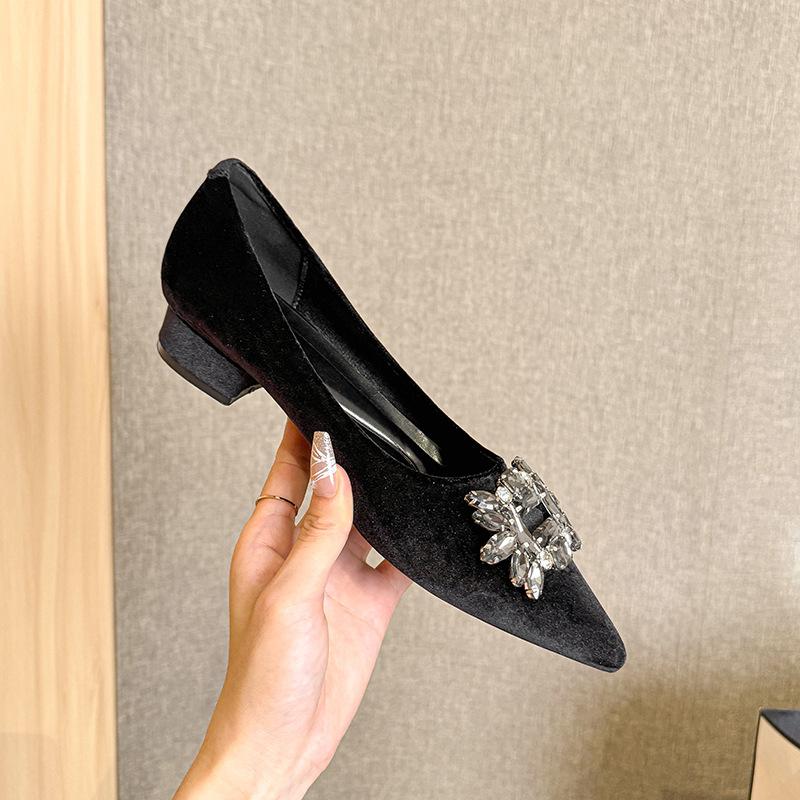 French thick heel pointed head shallow mouth single shoes women s 2025 spring and autumn new suede rhinestone square buckle versatile low heel 34 чорний
French thick heel pointed head shallow mouth single shoes women s 2025 spring and autumn new suede rhinestone square buckle versatile low heel 34 чорний