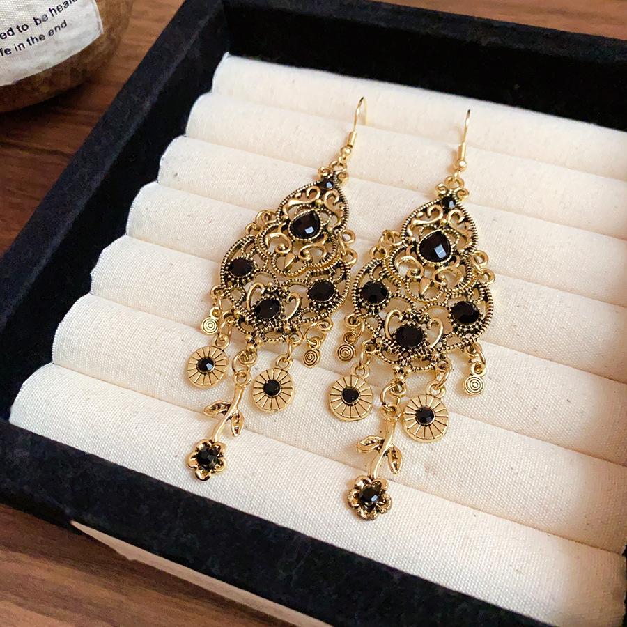 Diamond water drop gourd fringed ear hook light luxury high-end earrings vintage medieval fashion temperament earrings women
Diamond water drop gourd fringed ear hook light luxury high-end earrings vintage medieval fashion temperament earrings women