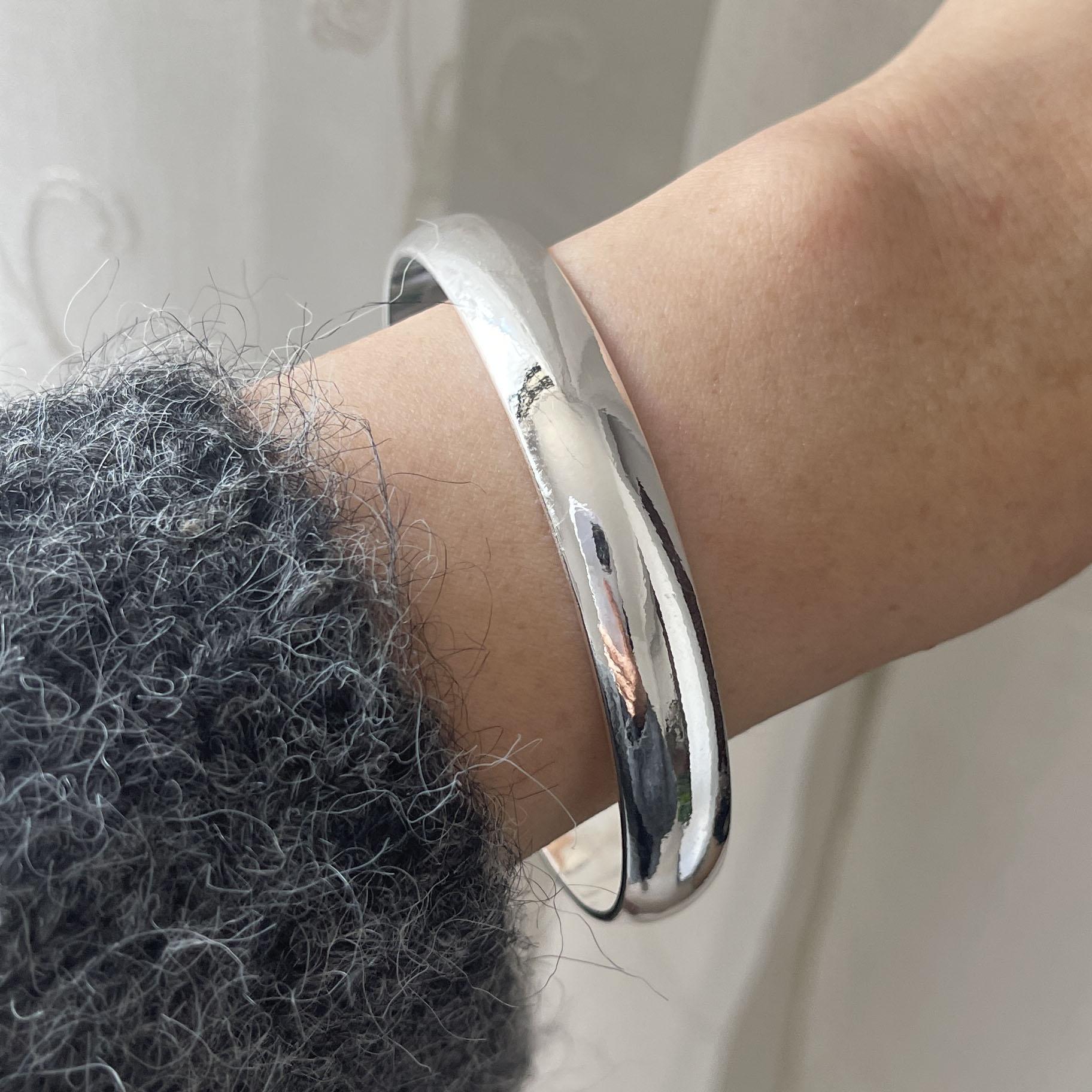 100% Solid 925 Sterling Silver Retro Bracelet for Women Men Vintage Handmade Wide Smooth Bracelet Birthday Gift
100% Solid 925 Sterling Silver Retro Bracelet for Women Men Vintage Handmade Wide Smooth Bracelet Birthday Gift