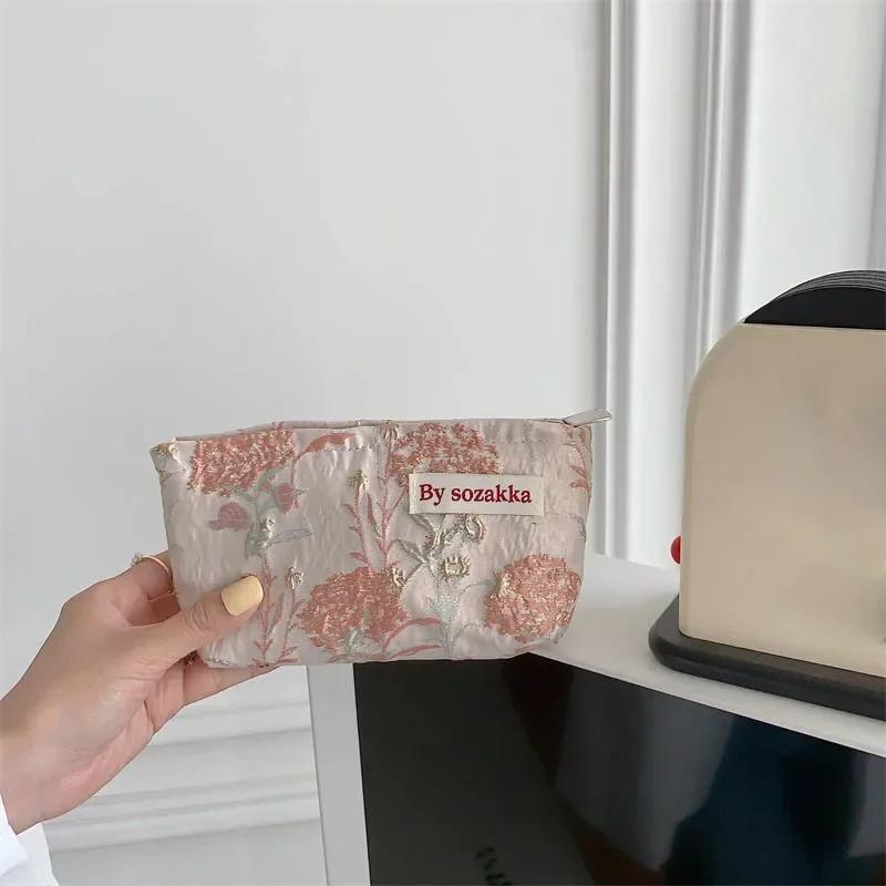 Retro Rouge Makeup Pouch Bag Three-dimensional Brocade Jacquard Women s Cosmetic Bag New Sanitary Pads Toiletry Beauty Bag Pouch
Retro Rouge Makeup Pouch Bag Three-dimensional Brocade Jacquard Women s Cosmetic Bag New Sanitary Pads Toiletry Beauty Bag Pouch