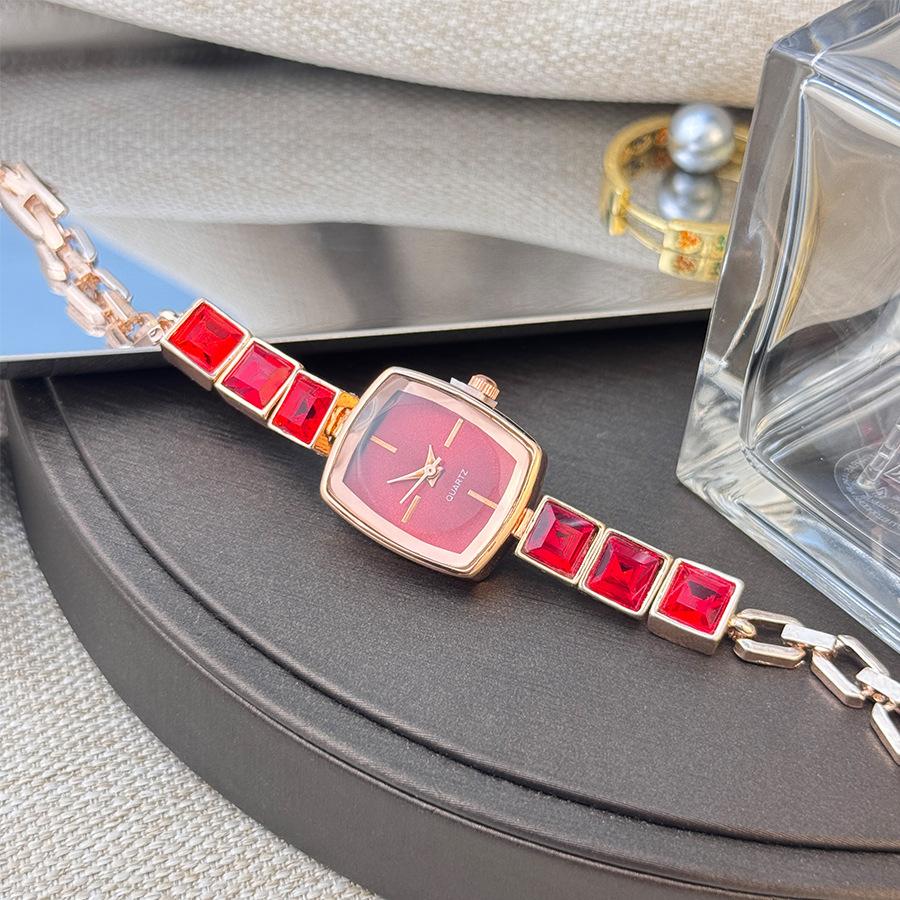 Colorful Small Sugar Alloy Bracelet Watch Exquisite Square Case Simple Dial Fashion Versatile Ladies Quartz Watch Reloj Mujer
Colorful Small Sugar Alloy Bracelet Watch Exquisite Square Case Simple Dial Fashion Versatile Ladies Quartz Watch Reloj Mujer