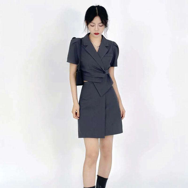 Women s Summer Gray Blazer Top & A-line Skirt Set - Age-Reducing Design Small
Women s Summer Gray Blazer Top & A-line Skirt Set - Age-Reducing Design Small