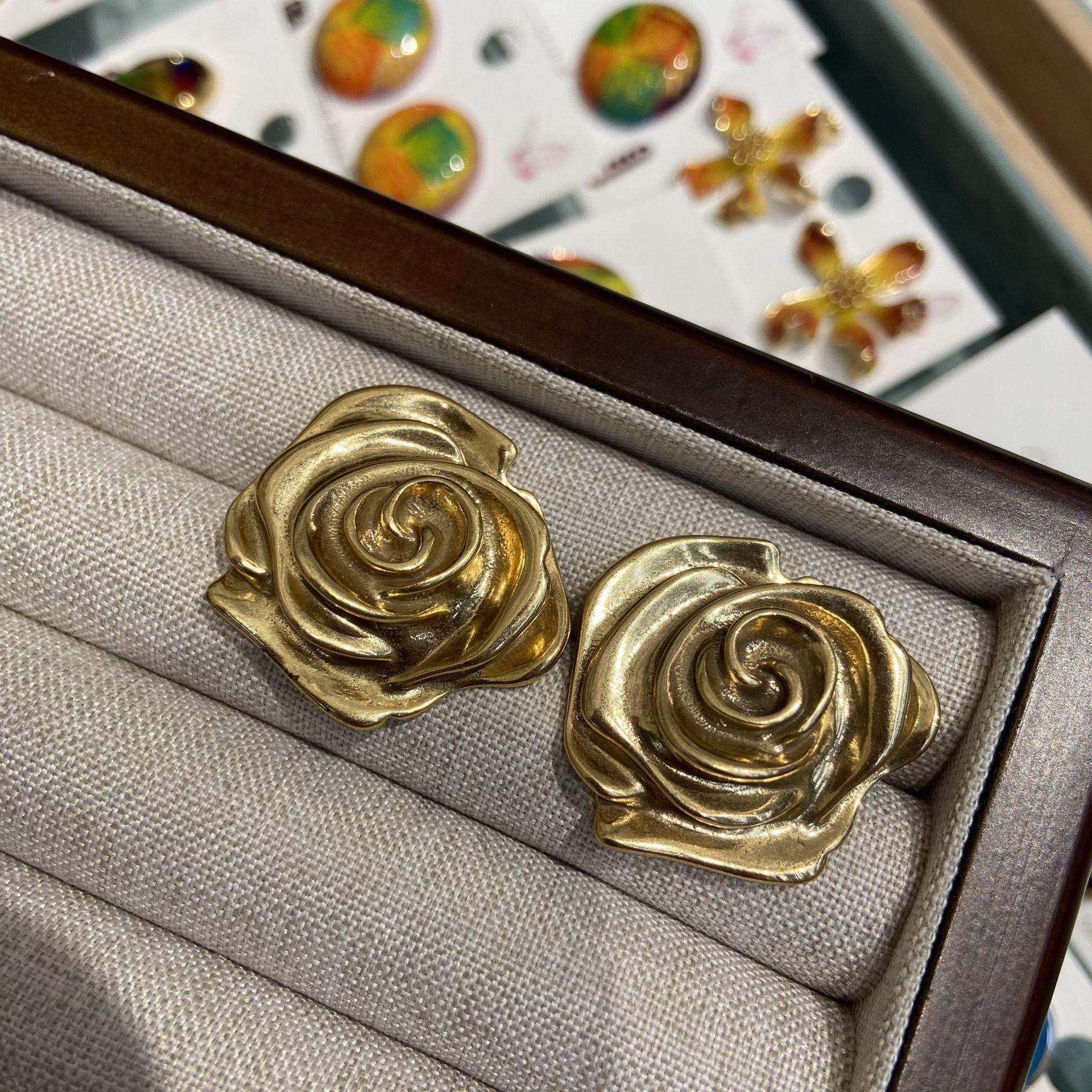 Высококачественные серьги-гвоздики из меди средней толщины с позолотой, легкой роскошной текстурой, трехмерные серьги-гвоздики с розами, нежные серьги-гвоздики с темпераментом
Высококачественные серьги-гвоздики из меди средней толщины с позолотой, легкой роскошной текстурой, трехмерные серьги-гвоздики с розами, нежные серьги-гвоздики с темпераментом