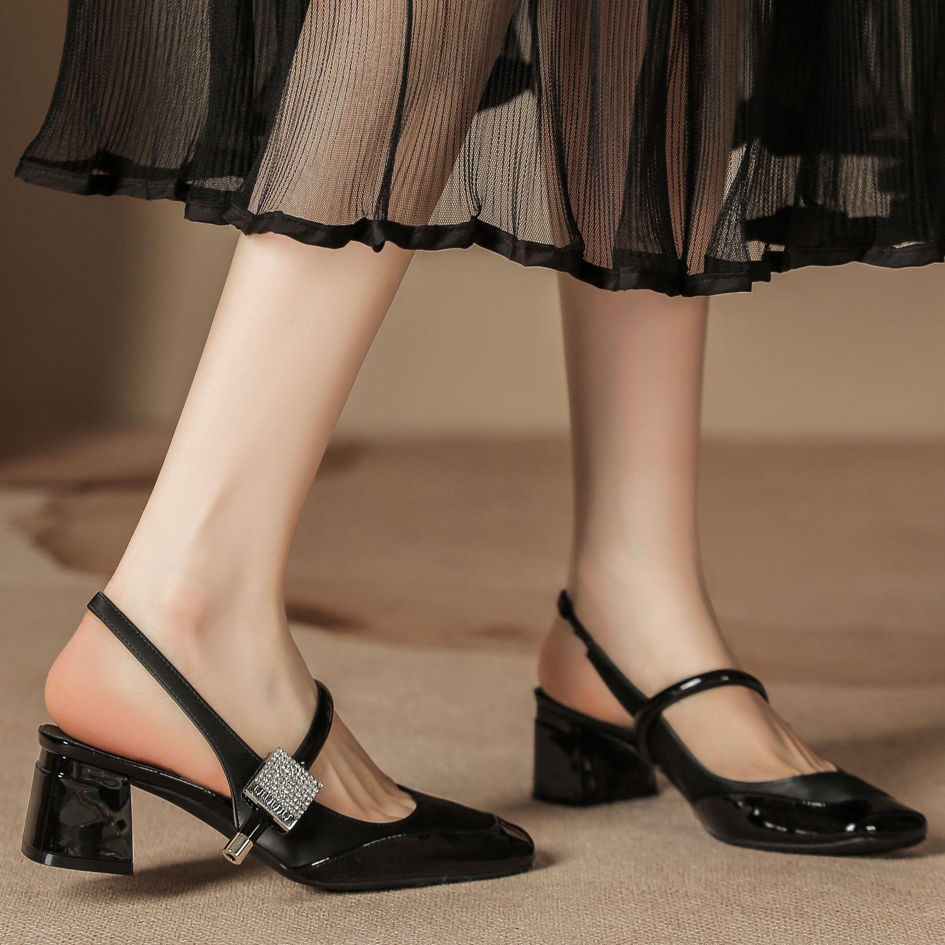 H988-36 Korean version bag head sandals women s square head back empty thick heel summer sandals with skirt one word with shoes children 34 чорний
H988-36 Korean version bag head sandals women s square head back empty thick heel summer sandals with skirt one word with shoes children 34 чорний