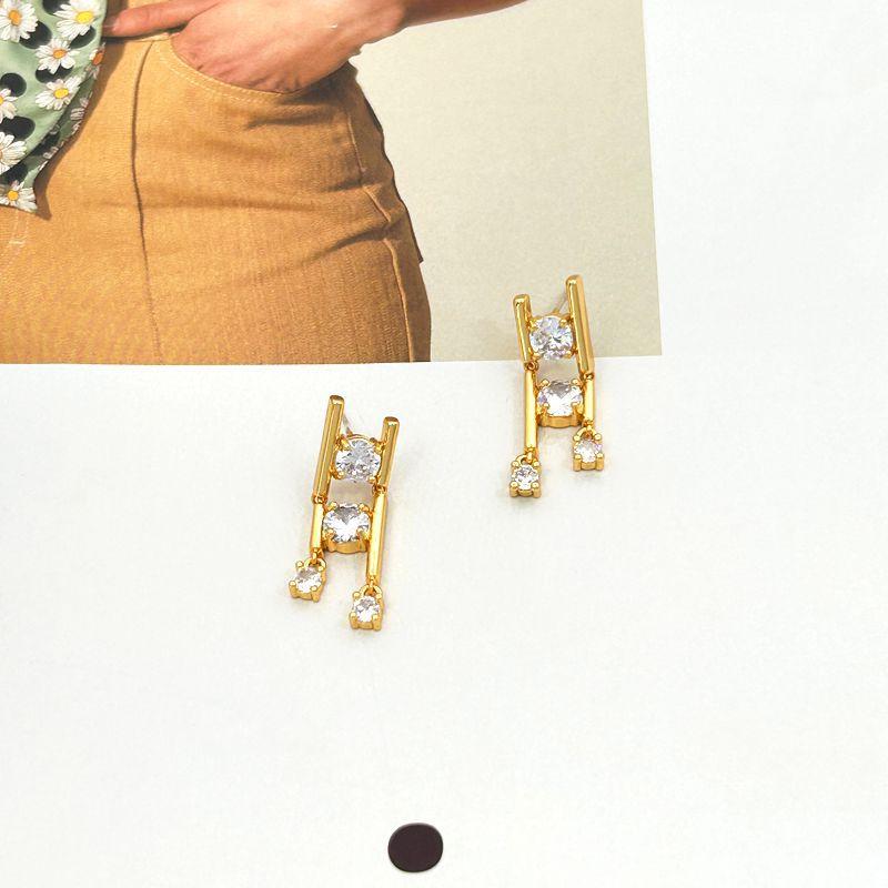 Fashion Tassel Beautiful Light Luxury Stud Earrings Shape Micro Zircon Irregular Temperament Earrings Advanced Sense золотой
Fashion Tassel Beautiful Light Luxury Stud Earrings Shape Micro Zircon Irregular Temperament Earrings Advanced Sense золотой