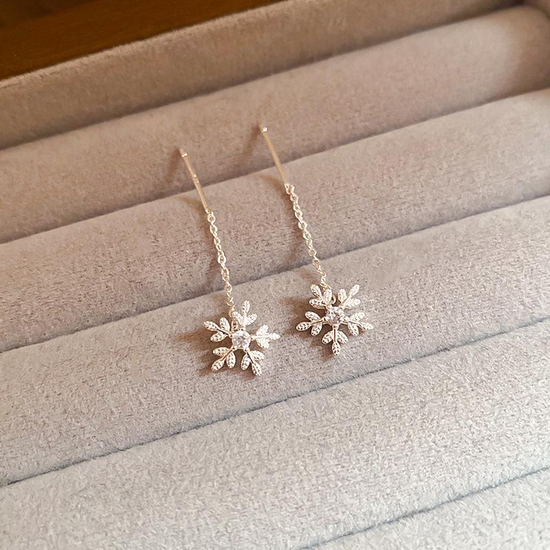 Silver needle crystal flower fringed earrings niche high-end stud earrings simple and pure seaside vacation earrings
Silver needle crystal flower fringed earrings niche high-end stud earrings simple and pure seaside vacation earrings