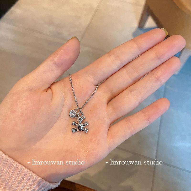 Japan and South Korea diamond love cherry pendant necklace cold wind retro necklace Internet celebrity personality collarbone chain necklace
Japan and South Korea diamond love cherry pendant necklace cold wind retro necklace Internet celebrity personality collarbone chain necklace