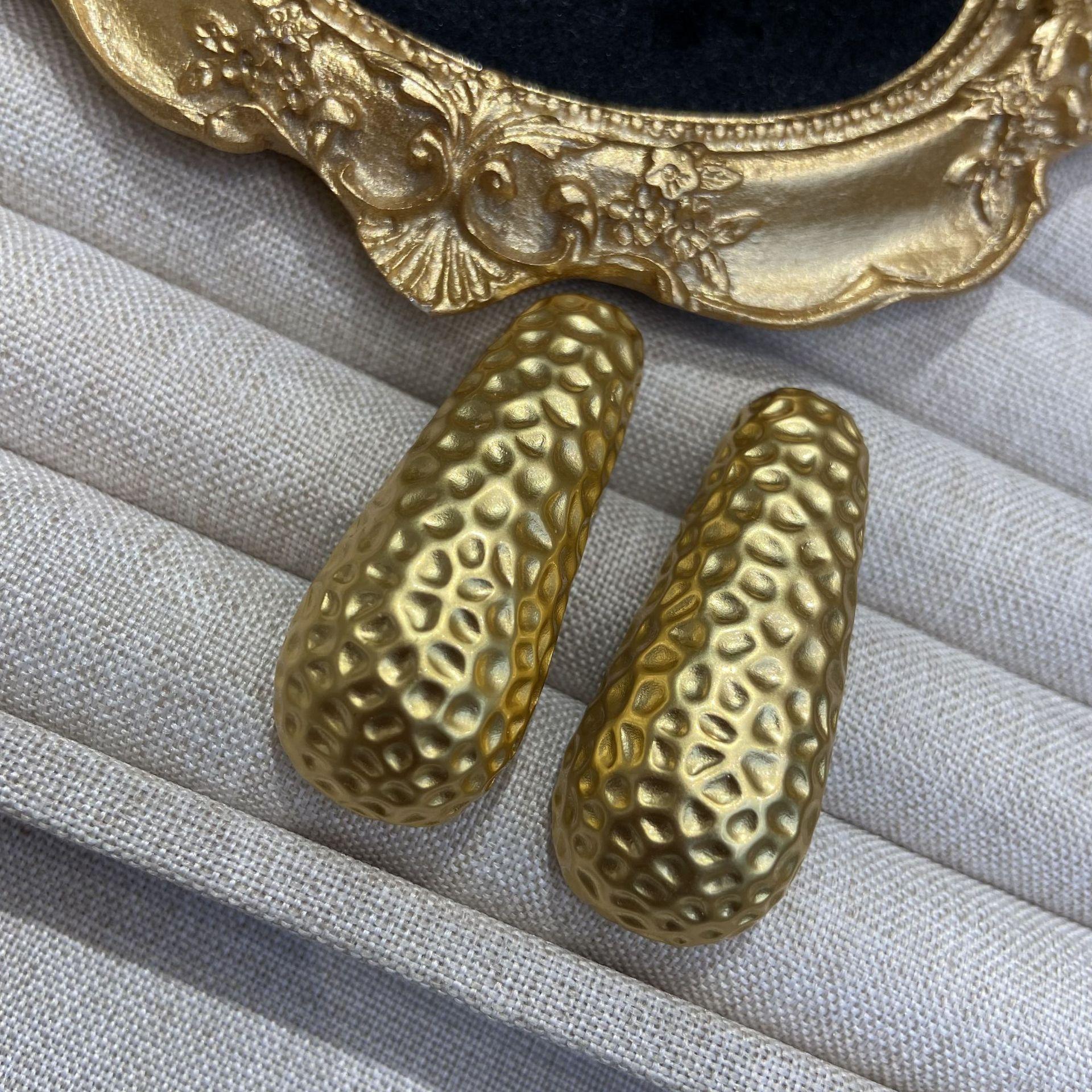 Light Luxury Metal Hammer Pattern Three-Dimensional Peanut Stud Earrings Copper Plated Real Gold Color Retention Minimalist Design Earrings
Light Luxury Metal Hammer Pattern Three-Dimensional Peanut Stud Earrings Copper Plated Real Gold Color Retention Minimalist Design Earrings