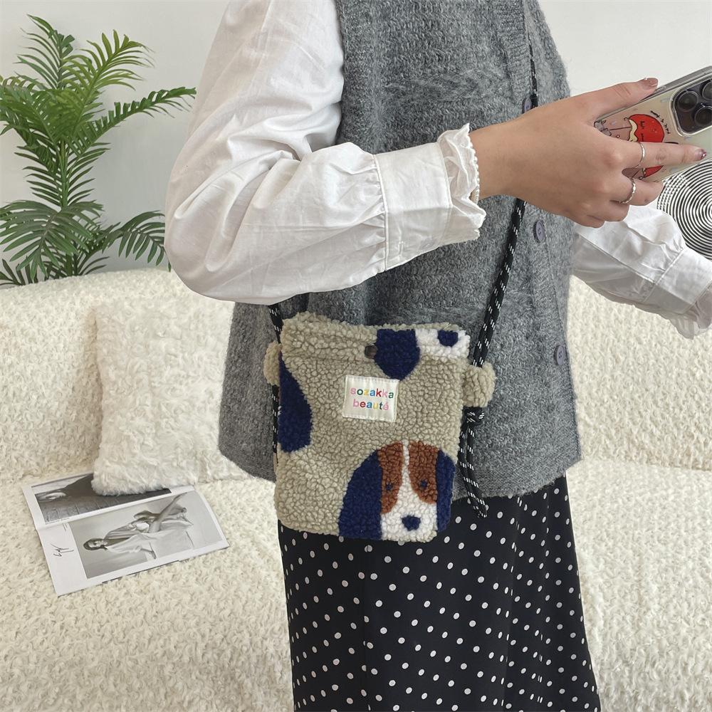 Autumn and winter plush love portable storage small bag shoulder messenger bag mobile phone bag cosmetics finishing bag
Autumn and winter plush love portable storage small bag shoulder messenger bag mobile phone bag cosmetics finishing bag