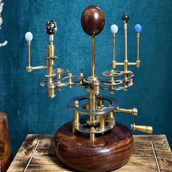 Модель сонячної системи Orrery Luxury Home Décor 25,4 см. Ідеальний подарунок для утеплення будинку для чоловіка, телуріон, елегантний функціональний декор
Модель сонячної системи Orrery Luxury Home Décor 25,4 см. Ідеальний подарунок для утеплення будинку для чоловіка, телуріон, елегантний функціональний декор