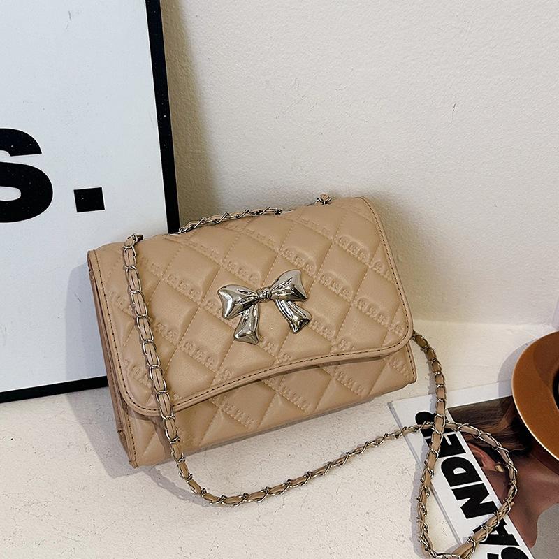 Rhombus casual chain solid color small square bag 2025 autumn new high value foreign style bow shoulder messenger bag чорний
Rhombus casual chain solid color small square bag 2025 autumn new high value foreign style bow shoulder messenger bag чорний