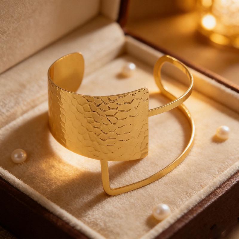 Elegant Cross-Shaped Open Bangle
Elegant Cross-Shaped Open Bangle