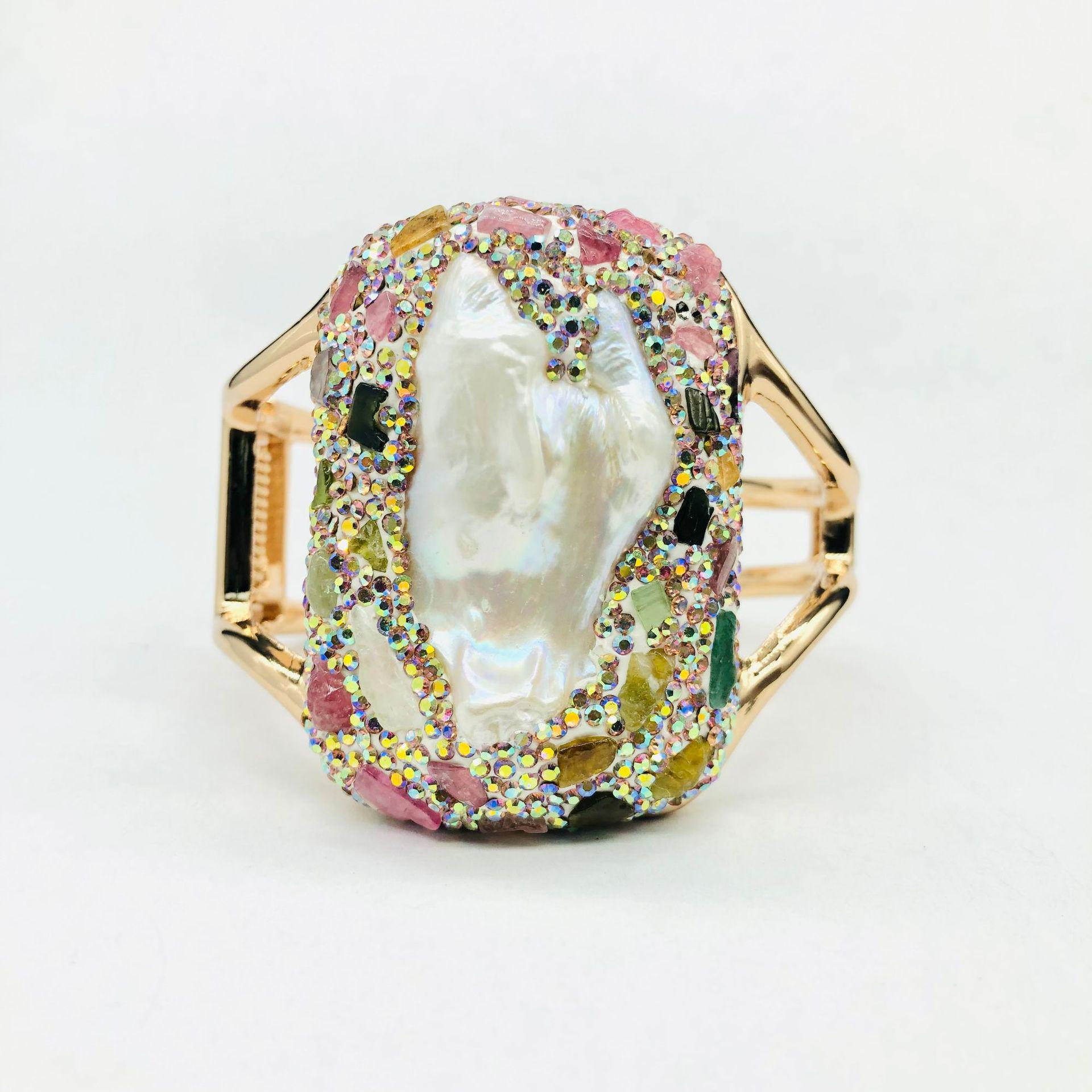 Браслет-манжета из барочного жемчуга с цветным турмалином
Браслет-манжета из барочного жемчуга с цветным турмалином